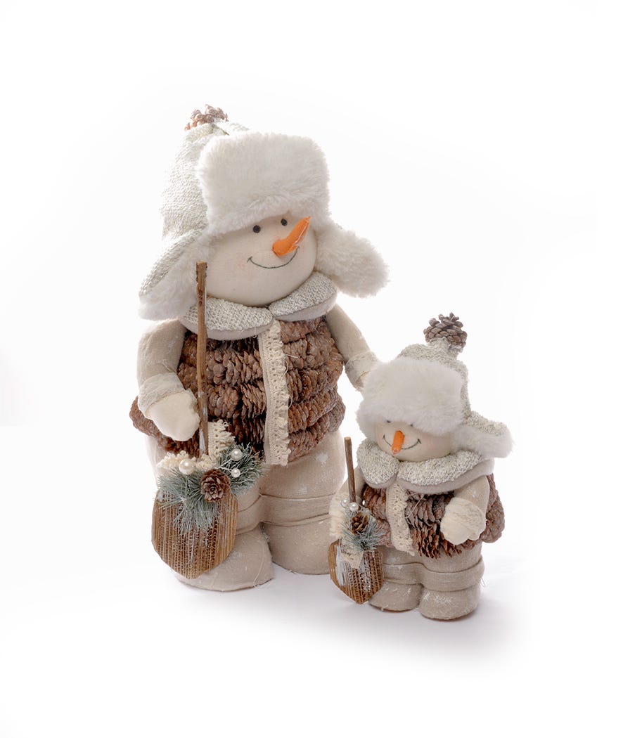 Coppia pupazzi di neve con pigne e badile bianco