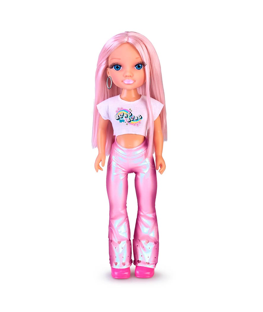 Nancy un giorno con look brillante rosa